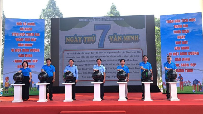 Lãnh đạo tỉnh Bình Dương thực hiện nghi thức phát động "Ngày thứ bảy văn minh".
