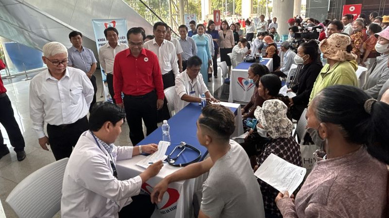 Khám bệnh, cấp thuốc miễn phí cho người dân tại chương trình.