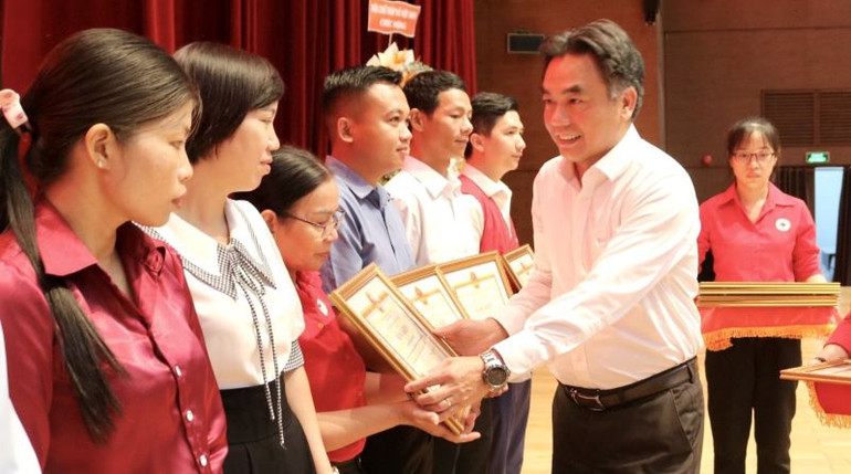 Phó Chủ tịch Ủy ban nhân dân tỉnh Bình Dương Nguyễn Lộc Hà trao Bằng khen của Ủy ban nhân dân tỉnh cho các gia đình, cá nhân có thành tích trong công tác hiến máu tình nguyện.