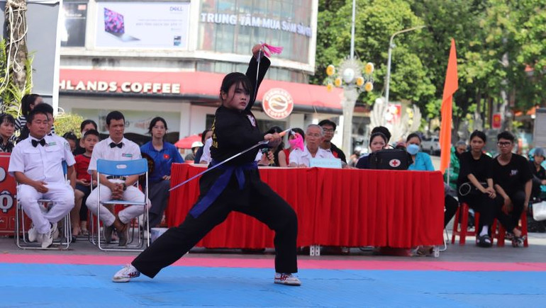 Một tiết mục biểu diễn chào mừng khai mạc giải.