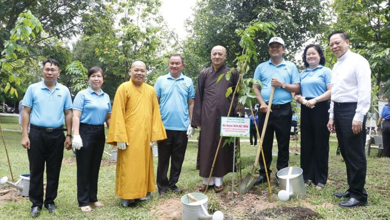 Các đại biểu trồng cây xanh tại phường Vĩnh Tân, thành phố Tân Uyên, tỉnh Bình Dương.