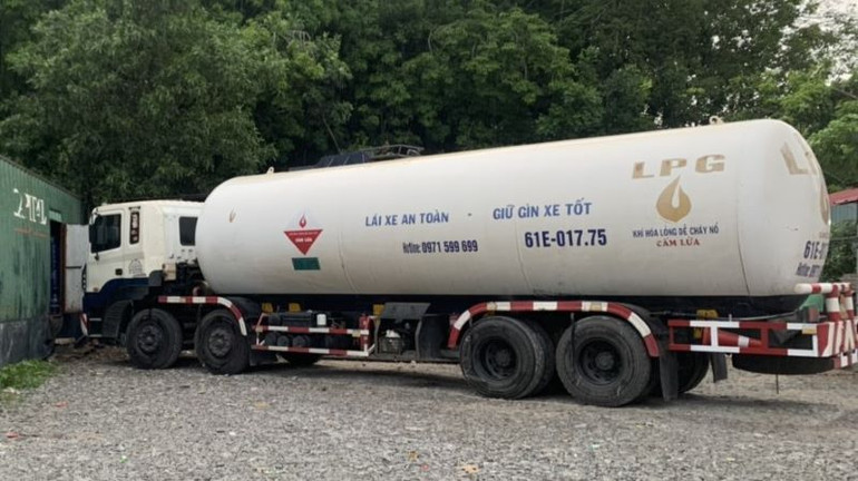 Xe ô-tô tải liên quan vụ sang, chiết gas trái phép.