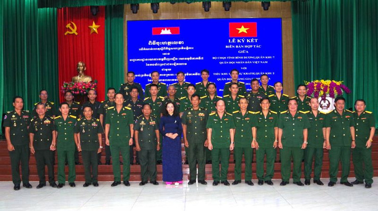 Lãnh đạo Bộ Chỉ huy quân sự tỉnh Bình Dương và lãnh đạo Tiểu khu Quân sự Kratie chụp hình lưu niệm tại lễ ký kết hợp tác.