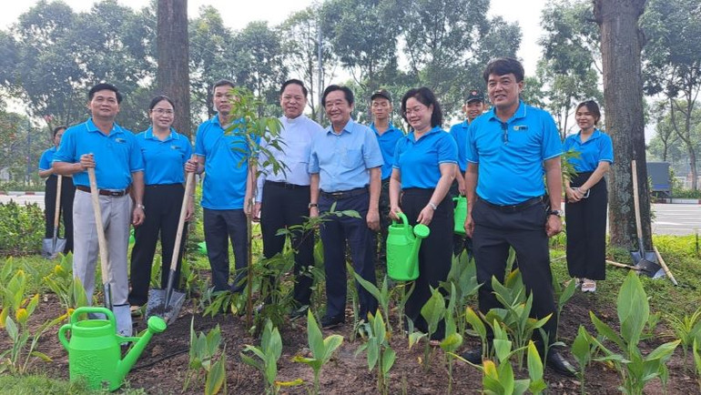 Lãnh đạo tỉnh Bình Dương và các đại biểu trồng cây xanh tại lễ phát động.