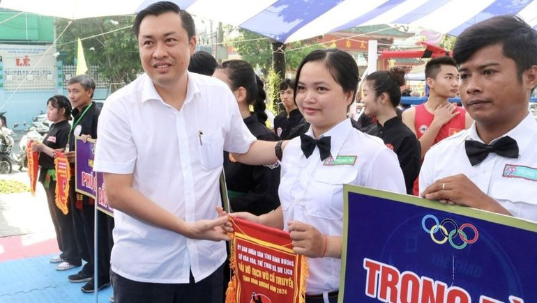 Ông Cao Văn Chóng, Phó Giám đốc Sở Văn hóa, Thể thao và Du lịch tỉnh Bình Dương, Trưởng ban Tổ chức giải tặng cờ lưu niệm cho tổ trọng tài và các đơn vị tham dự giải.