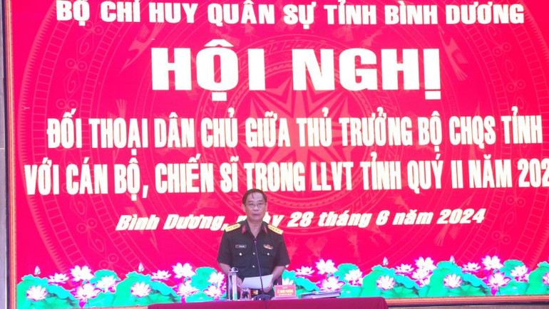 Đại tá Lê Minh Phương, Phó Chính ủy Bộ Chỉ huy Quân sự tỉnh Bình Dương chủ trì buổi đối thoại.