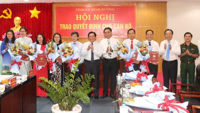 Lãnh đạo tỉnh Bình Dương trao tặng hoa và chúc mừng các đồng chí nhận quyết định.