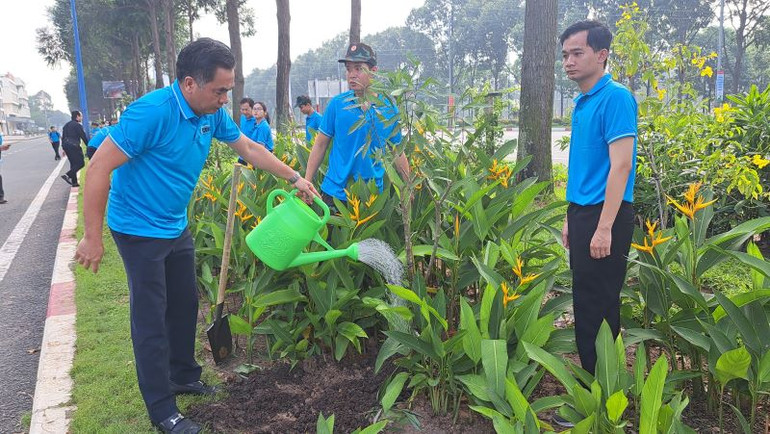 Phó Chủ tịch Ủy ban nhân dân tỉnh Bình Dương Nguyễn Lộc Hà (bên trái) trồng cây xanh tại lễ phát động.