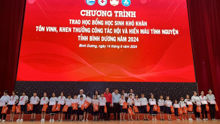 Trao tặng học bổng cho học sinh có hoàn cảnh khó khăn.