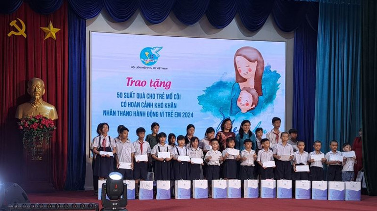 Trao tặng 50 suất quà cho 50 trẻ em mồ côi có hoàn cảnh khó khăn.