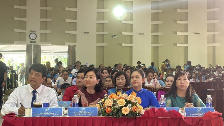 Các đại biểu dự diễn đàn.