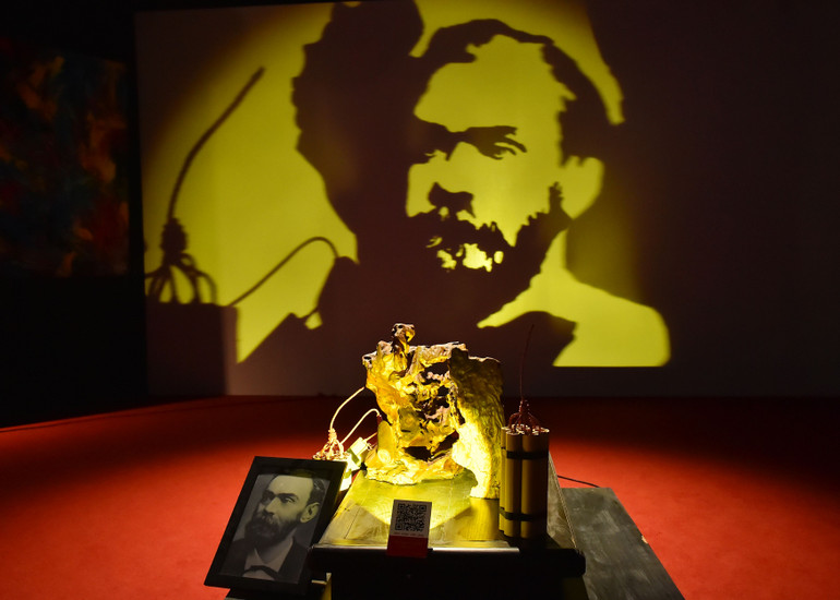 Tác phẩm điêu khắc ánh sáng thể hiện chân dung nhà hóa học Alfred Nobel. (Ảnh: MỸ HÀ)