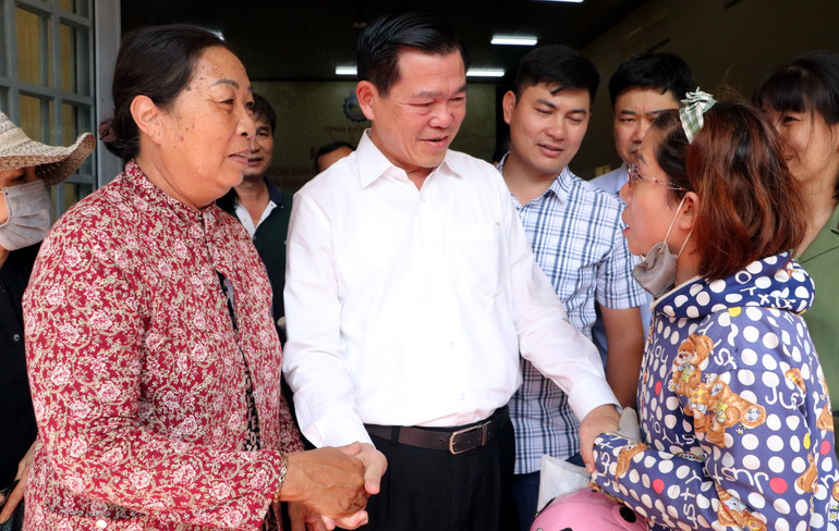 Người dân trong vùng dự án sân bay Long Thành đối thoại với Bí thư Tỉnh ủy Đồng Nai Nguyễn Hồng Lĩnh. Người dân trong vùng dự án sân bay Long Thành đối thoại với Bí thư Tỉnh ủy Đồng Nai Nguyễn Hồng Lĩnh.