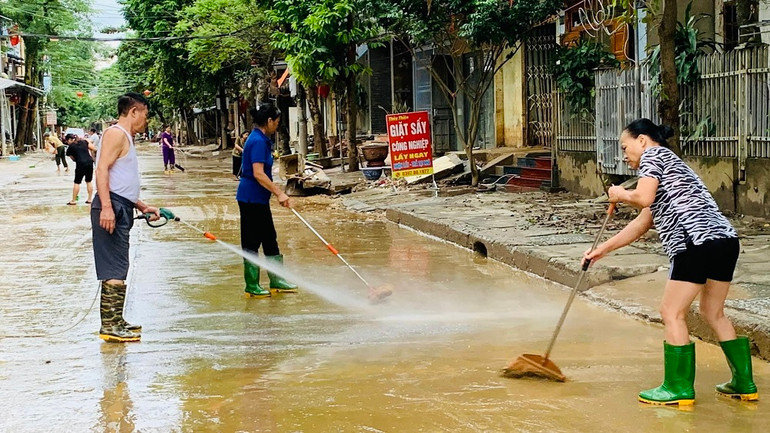 Vệ sinh đường phố sau nước rút tại thành phố Yên Bái. (Ảnh: THANH SƠN)