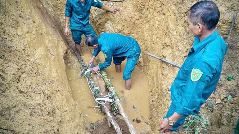 Vận chuyển bom ra khỏi khu vực nền nhà dân. (Ảnh: THANH SƠN)