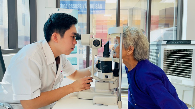 Khám bệnh về mắt cho người dân thành phố Yên Bái. (Ảnh: THANH SƠN) Khám bệnh về mắt cho người dân thành phố Yên Bái. (Ảnh: THANH SƠN)