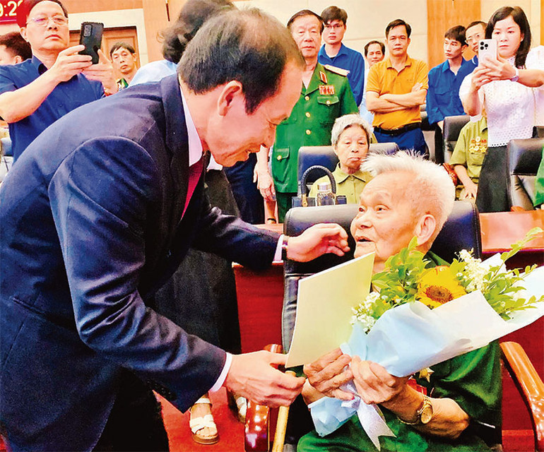 Lãnh đạo thành phố Hải Phòng thăm hỏi, tặng quà người có công là các Chiến sĩ Điện Biên. Lãnh đạo thành phố Hải Phòng thăm hỏi, tặng quà người có công là các Chiến sĩ Điện Biên.