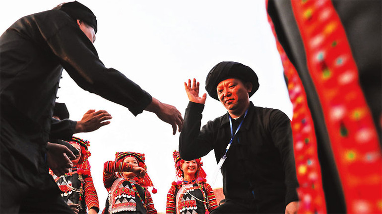 Các động tác trong điệu xòe thường mạnh mẽ, dứt khoát.