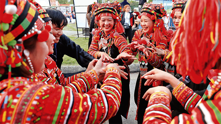 Điệu múa uyển chuyển mềm mại của phụ nữ dân tộc Hà Nhì phản ánh về các hoạt động lao động sản xuất.