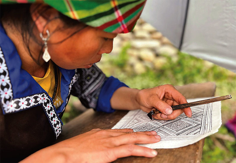 Những nét vẽ là họa tiết, hoa văn hết sức mộc mạc với đường viền là hình vuông, chữ thập kết hợp với hình quả trám, tam giác, tròn, răng cưa...