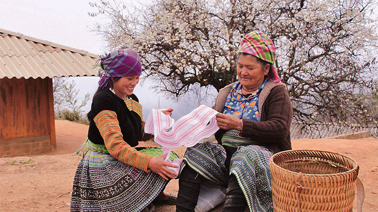 Hình ảnh quen thuộc khi đến với các bản có đồng bào H’Mông sinh sống tại xã Ngọc Chiến.