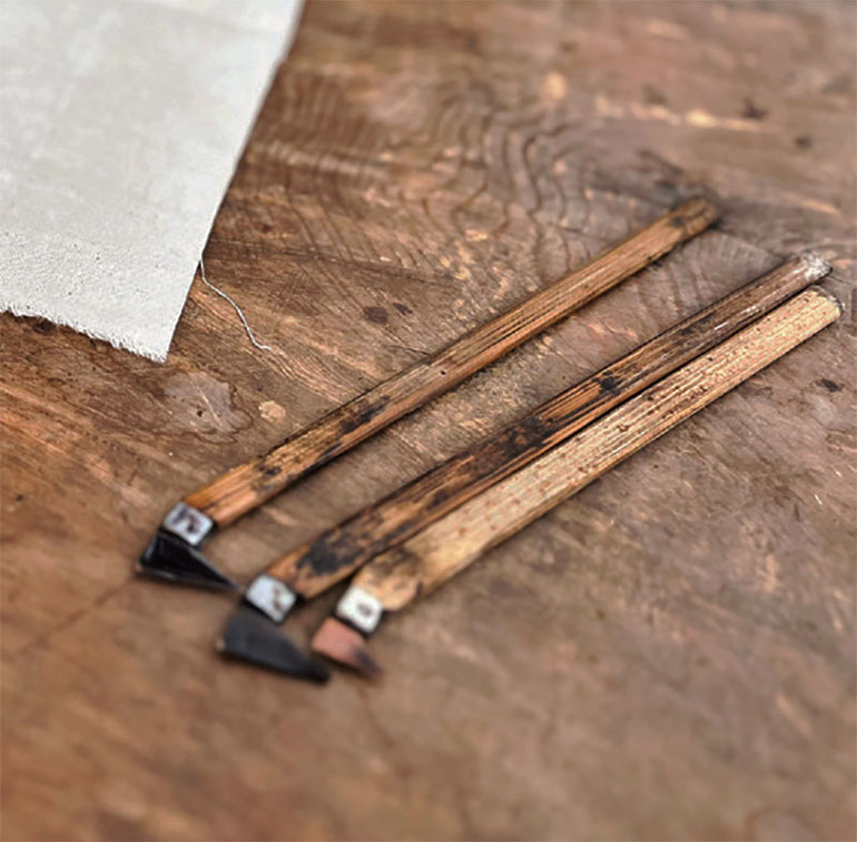 Bút vẽ có ba loại, một loại để vẽ phác họa, vẽ đường thẳng dùng ngòi to, còn loại để vẽ hoa văn dùng ngòi nhỏ, càng mỏng vẽ hoa văn càng đẹp và dễ dàng hơn.