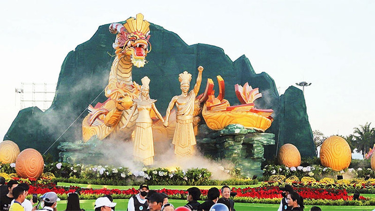 Cụm linh vật Xuân Giáp Thìn 2024 có chủ đề Cha Rồng-Mẹ Tiên.