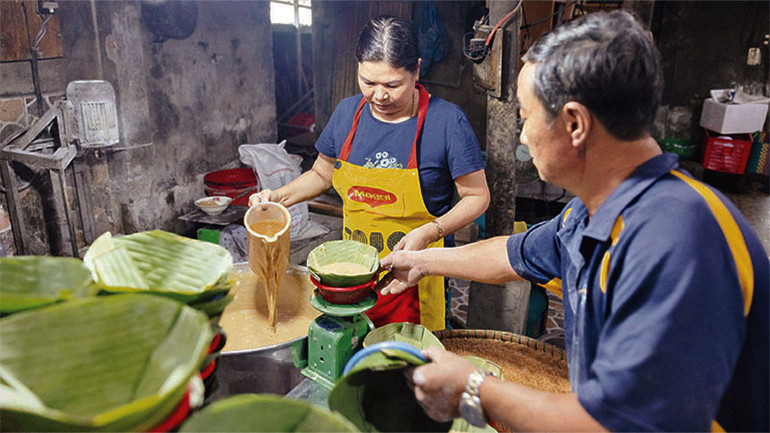 Đổ hỗn hợp nguyên liệu vào khuôn.