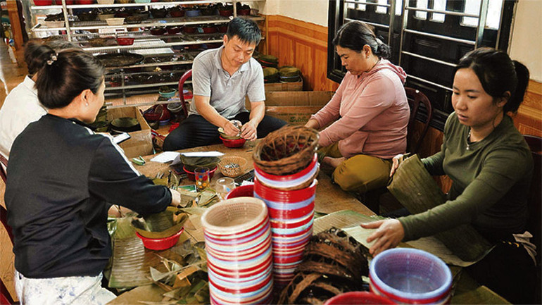 Cả gia đình cùng làm và thuê thêm người để kịp có bánh giao cho khách.