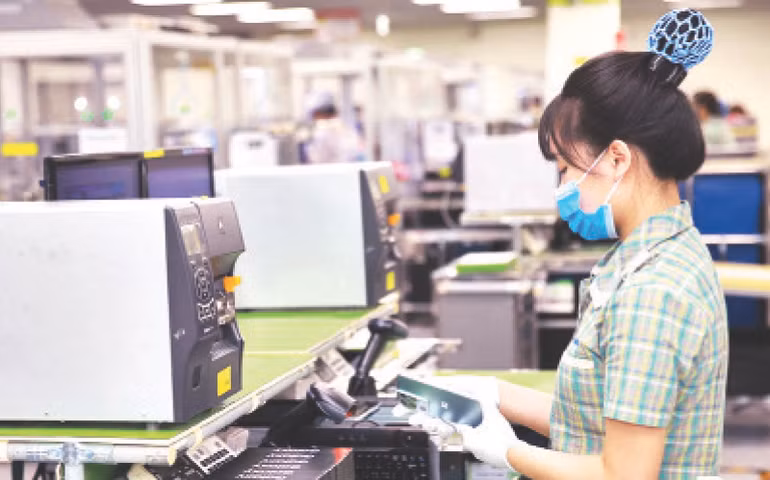 Sản xuất điện thoại thông minh tại Công ty TNHH Samsung Electronics Việt Nam Thái Nguyên. (Ảnh Hoàng Cường)