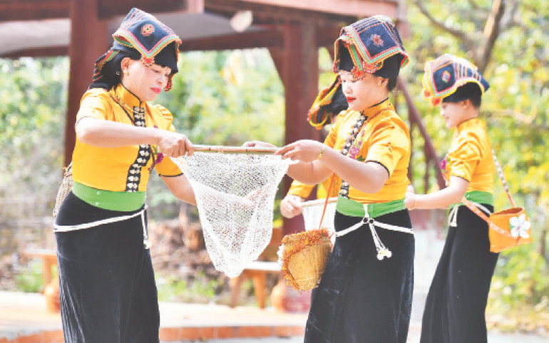 Điệu múa xòe mô phỏng công việc thường ngày của người phụ nữ dân tộc Thái. Điệu múa xòe mô phỏng công việc thường ngày của người phụ nữ dân tộc Thái.