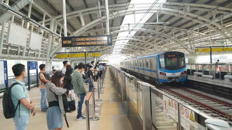 Tuyến Metro số 1 chính thức vận hành vào ngày 22/12 được nhiều người dân háo hức trải nghiệm. (Ảnh: THẾ ANH)