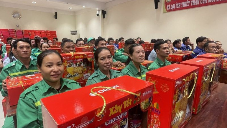 Công nhân môi trường vui mừng nhận các phần quà Tết.