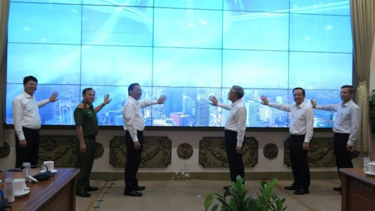 Các đại biểu thực hiện nghi thức ra mắt app Công dân số.