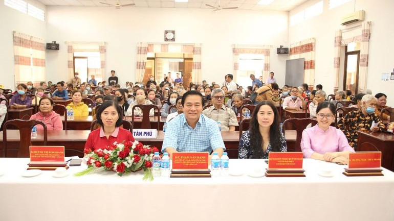 Quang cảnh chương trình trao quà Tết Ất Tỵ 2025 cho 250 hộ nghèo ở huyện Đức Hòa.