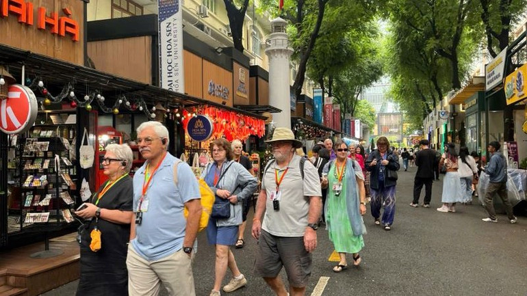 Đông đảo khách du lịch quốc tế tham quan đường sách tại quận 1, Thành phố Hồ Chí Minh. (Ảnh: LINH BẢO)