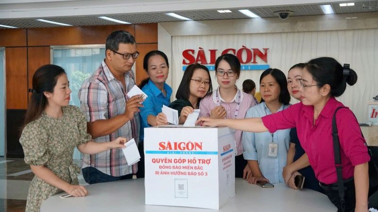 Quyên góp ủng hộ đồng bào các tỉnh phía bắc bị ảnh hưởng cơn bão số 3 (Yagi). (Ảnh: THẾ ANH)