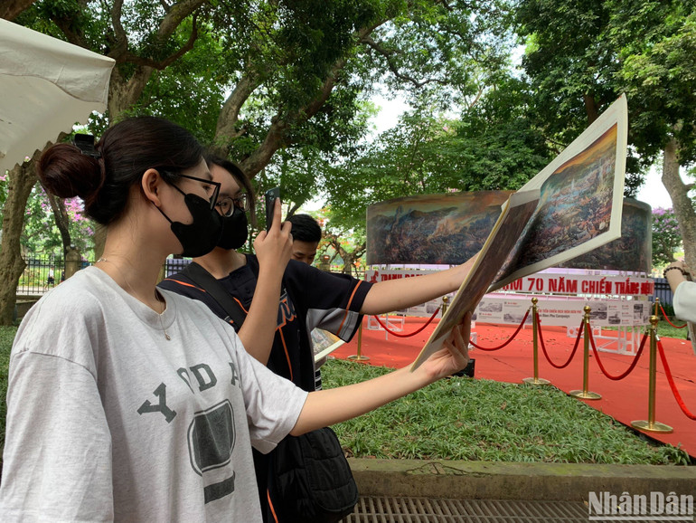 Độc giả quét các mã QR trên tranh ngay khi nhận được báo để xem hình ảnh chuyển động bằng công nghệ thực tế tăng cường (AR).