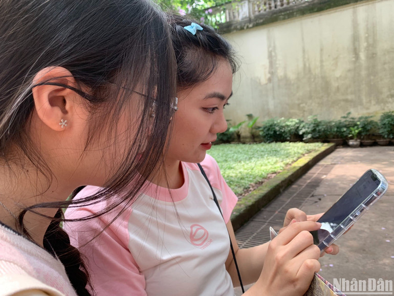 Bạn Nguyễn Lan Anh (bên trái) chia sẻ: Dù xem đi xem lại nhiều lần nhưng mỗi lần xem đến đoạn lá cờ giải phóng phất lên em cũng cảm thấy trong mình có một niềm vui mãnh liệt y như mình đang được sống ở thời khắc của lịch sử của dân tộc vậy.