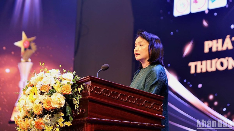 PGS, TS Dương Thị Liễu, Viện trưởng Viện Văn hóa kinh doanh: Thương hiệu giữ vai trò quyết định trong việc duy trì khách hàng trung thành, bổ sung không ngừng khách hàng mới và cuối cùng giúp cho doanh nghiệp tồn tại và phát triển bền vững. (Ảnh: LƯƠNG HIỀN)