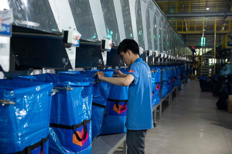 Logistics có vai trò quan trọng đối với toàn bộ quá trình từ sản xuất, xuất nhập khẩu, lưu thông phân phối đến tiêu dùng, tạo ra giá trị gia tăng, đóng góp ngày càng lớn đối với việc thúc đẩy tăng trưởng kim ngạch xuất nhập khẩu của đất nước.