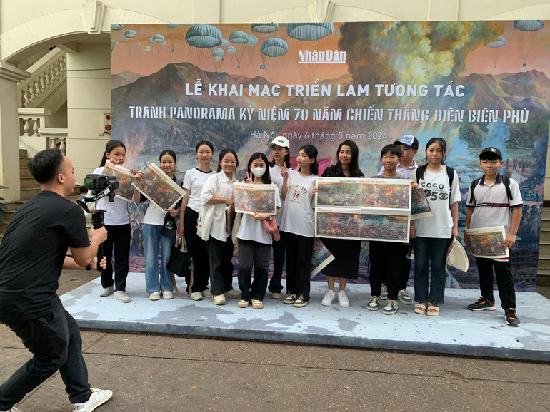 Nhóm lớp học của cô Kim vượt một chặng đường dài từ Mỹ Đức (Hà Nội) đến Báo Nhân Dân để tham quan triển lãm tranh tương tác panorama kỷ niệm 70 năm Chiến thắng Điện Biên Phủ.