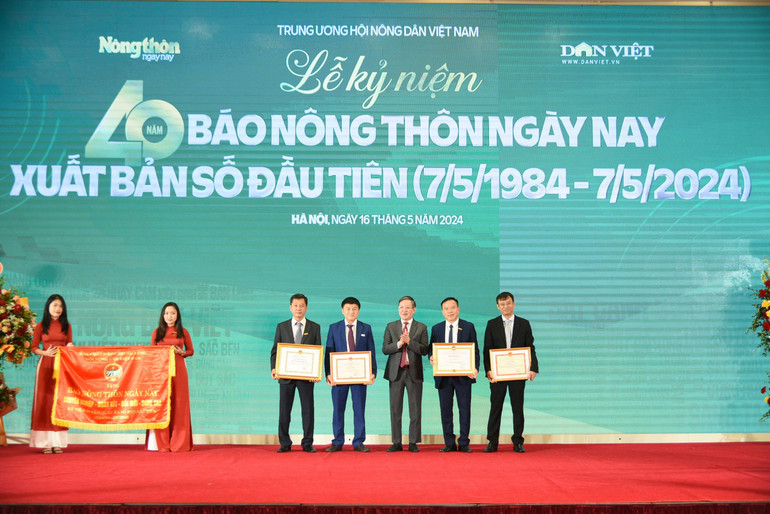 Tập thể Báo Nông thôn Ngày nay và các cá nhân đã được Đảng, Nhà nước tặng thưởng nhiều phần thưởng cao quý. Tập thể Báo Nông thôn Ngày nay và các cá nhân đã được Đảng, Nhà nước tặng thưởng nhiều phần thưởng cao quý.