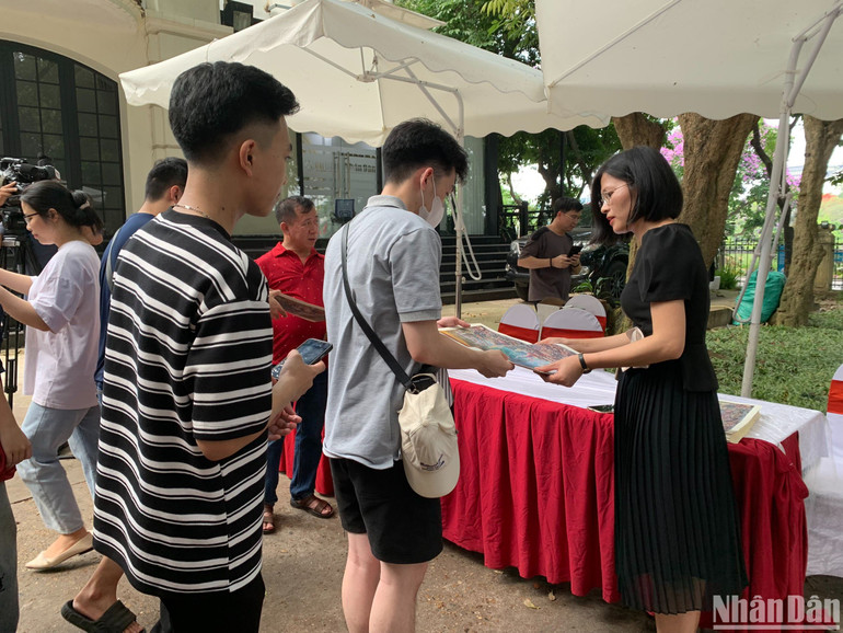 Mỗi độc giả đến tham quan triển lãm sẽ được tặng một tờ phụ trương in tranh panorama "Chiến dịch Điện Biên Phủ".