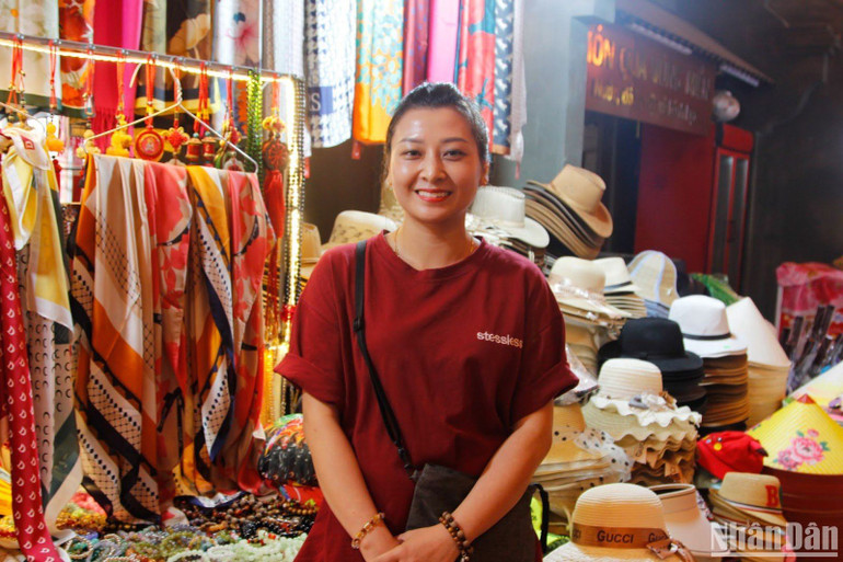 Chị Phan Thị Định, chủ một gian hàng phụ kiện, đồ lưu niệm tại khu buôn bán trong quần thể khu du lịch tâm linh Tam Chúc.