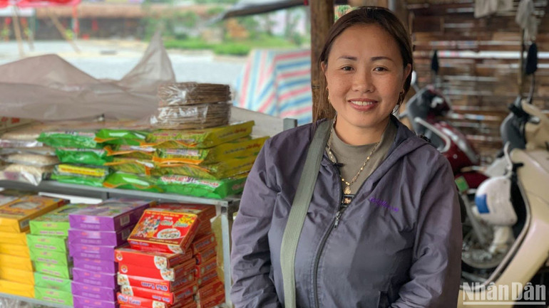 Thu nhập gia đình chị Phạm Thị Hoa được cải thiện nhờ vào việc kinh doanh tại Chùa Địa Tạng Phi La.