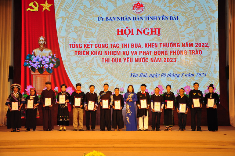 Lãnh đạo Ủy ban nhân dân tỉnh Yên Bái trao danh hiệu nghệ nhân cho các cá nhân.