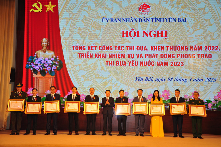 Thừa ủy quyền của Chủ tịch nước, đồng chí Đỗ Đức Duy, Ủy viên Trung ương Đảng, Bí thư Tỉnh ủy Yên Bái trao Huân chương Độc lập và Huân chương Lao động cho các tập thể và cá nhân.