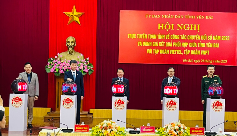 Các đại biểu khai trương Hệ thống giao ban đa phương tiện tỉnh.