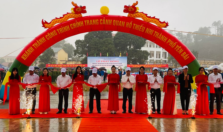 Cắt băng khánh thành công trình chỉnh trang hồ Thiếu nhi thành phố.